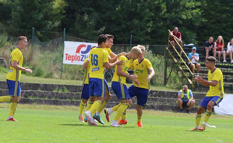 Fotbalisté Zlína B (žluté dresy) ve 2. kole MSFL otočili domácí duel s Uničovem, který porazili gólem Koviniće  2:1.