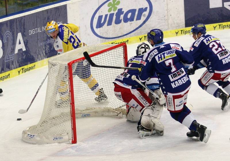 Extraligoví hokejisté Zlína (ve žlutém) v nedělním 39. kole hostili rivala z Brna – Kometu.