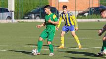 Fotbalisté Baťova (ve žlutém), vítěz krajského přeboru, se se soutěží rozloučili vysokým vítězstvím 9:0 nad Boršicemi. Foto: pro Deník/Jan Zahnaš