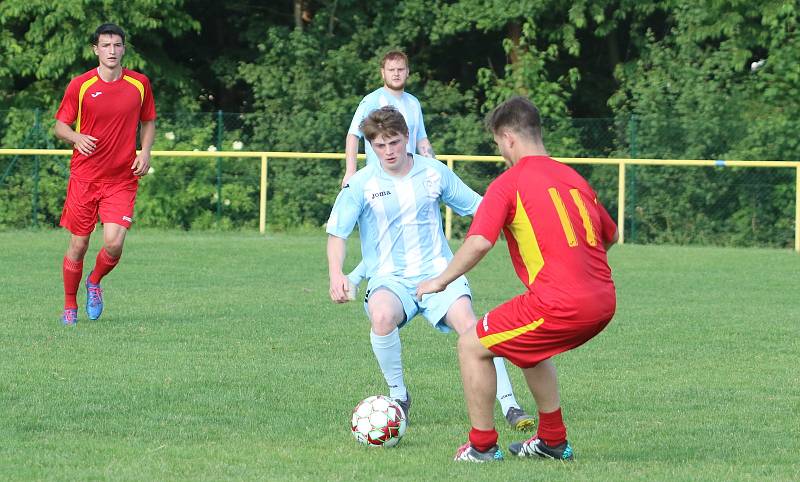 V rámci přípravy na nový soutěžní ročník se v sobotu odpoledne utkali dva rivalové fotbalové I. B třídy skupiny B - Mladcová (v červeném) s Lužkovicemi.