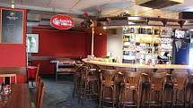 Holešovský Tropik bar se nachází v Masarykově ulici hned naproti radnice. Hosté se tam mohou osvěžit jak pivem, tak míchanými drinky, popřípadě si zahrát kulečník, billiard, šipky či fotbálek, nebo si zatančit u jukeboxu.