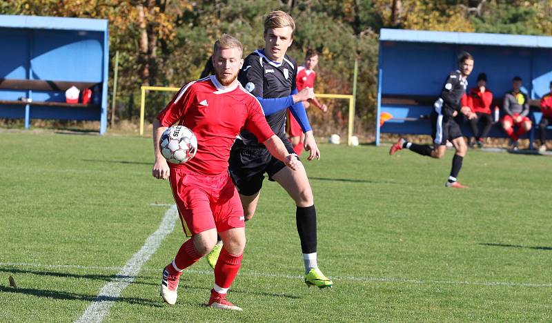 Fotbalisté Mladcové (červené dresy) v šlágru víkendu I.B. třídy skupiny B porazili Lužkovice 4:0.