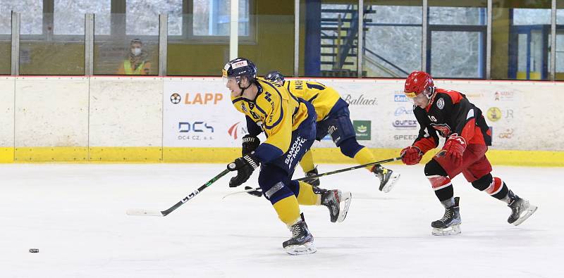 Junioři hokejových Beranů (žluté dresy) v 8. kole nadstavby prohráli s hradeckým Mountfieldem 3:5.