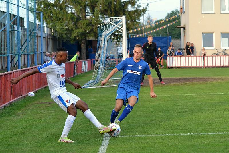 Fotbalisté Kvítkovic (modré dresy) doma prohráli s Baníkem Ostrava "B" 2:5.