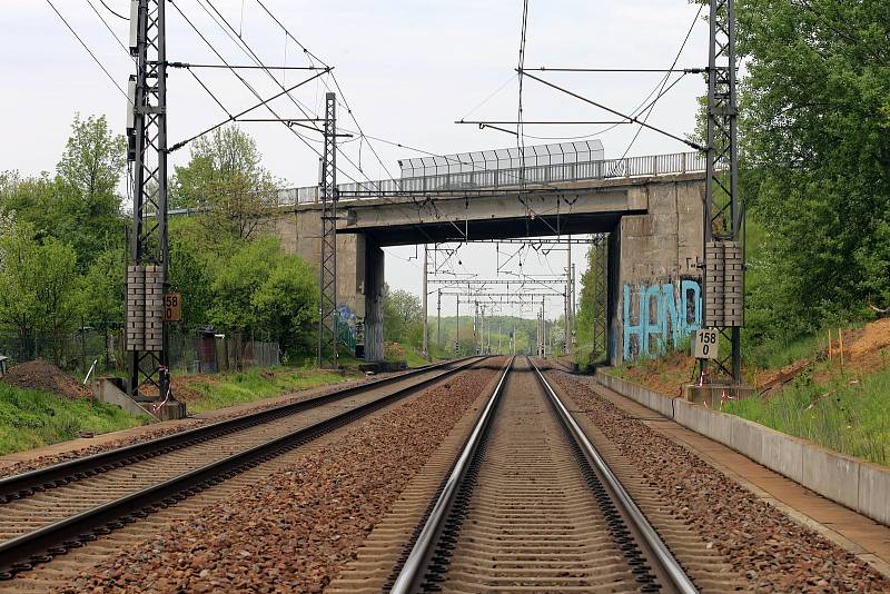 Most přes železnici na silnici 55 u Baťova v Otrokovicích.