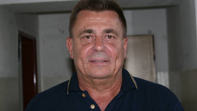 Trenér Vladislav Straka (60) vedl uplynulých pět let fotbalisty Vlachovic, kterým po podzimu náleží v I. A třídě skupině A předposlední místo se ziskem čtyř bodů. I proto se rozhodl pro změnu.