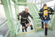 Šest hasičů ze HZS ZLK trénoval ve středu 16. června na soutěž TFA - Nejtvrdší hasič přežije. Čtyři stovky schodů v Baťově mrakodrapu vyběhli s hasičským vybavením několikrát.