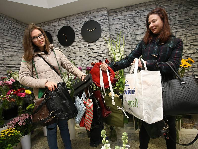 Sběrné místo pro kabelkový veletrh v  květinářství Halka ve Zlíně. Vlevo Denisa Dočkalová, vpravo Eliška Gibalová