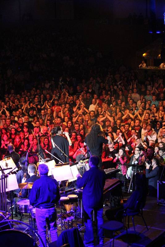 Slavné rockové pecky v podání Filharmonie Bohuslava Martinů byly lákadlo. Kongresové centrum kapacitně  nes­tačilo, a tak se koncert přestěhoval do sportovní haly.  