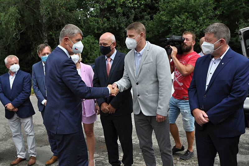 Premiér ČR Andrej Babiš se ve středu 14. července 2021 v areálu muničních skladů ve Vrběticích ve Zlínském kraji zdraví se starosty a zástupci okolních obcí.