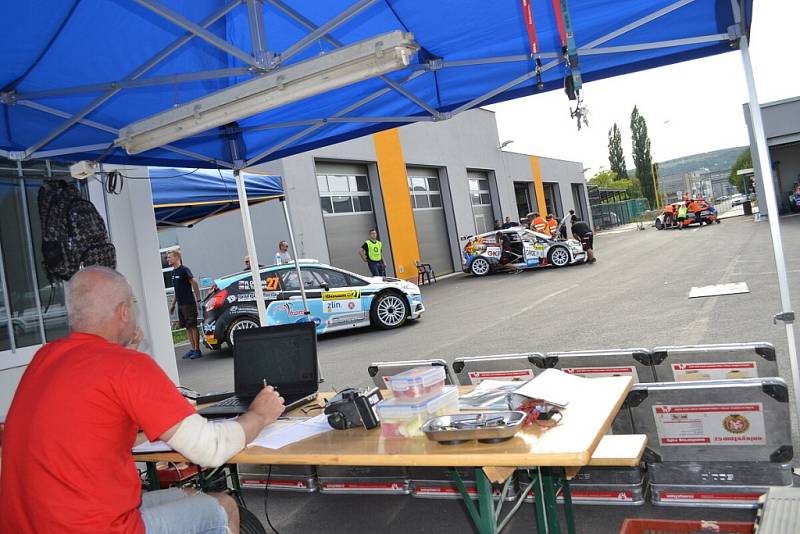 Fotografie z technické přejímky Barum Rally