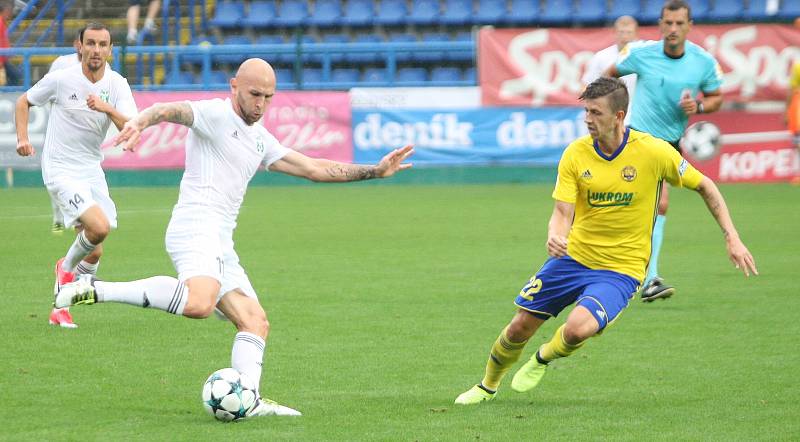 Fotbalisté Fastavu Zlín (ve žlutém) v rámci 4. kola I. ligy doma hostili MFK Karviná.