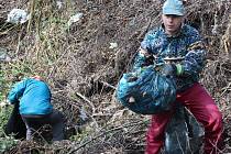 V Komárově se v sobotu 18. dubna 2015 konala úřadem pořádaná akce nazvaná Ukliďme svět kolem nás. Tamní lidé tak sbírali odpady ze starých černých skládek v katastru obce, odstranili také odpad kolem potoka.