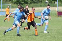 Fotbalisté Louk (oranžové dresy) v závěrečném utkání sezony udolali Chropyni 2:1.