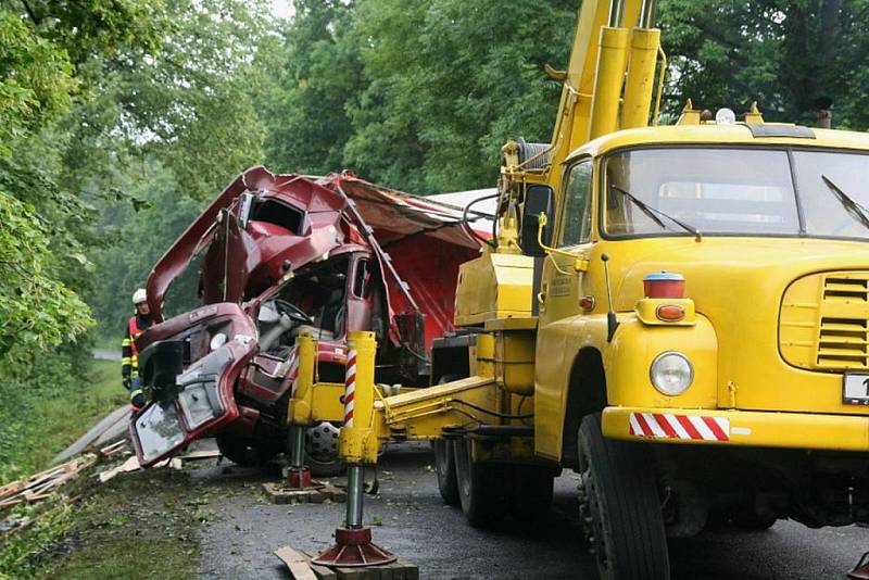 Nehoda nákladního auta u Vysokého Pole, řidič po těžkém nárazu do stromu vyvázl nezraněn.