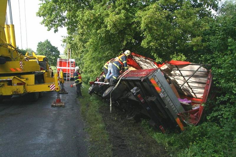 Nehoda nákladního auta u Vysokého Pole, řidič po těžkém nárazu do stromu vyvázl nezraněn.