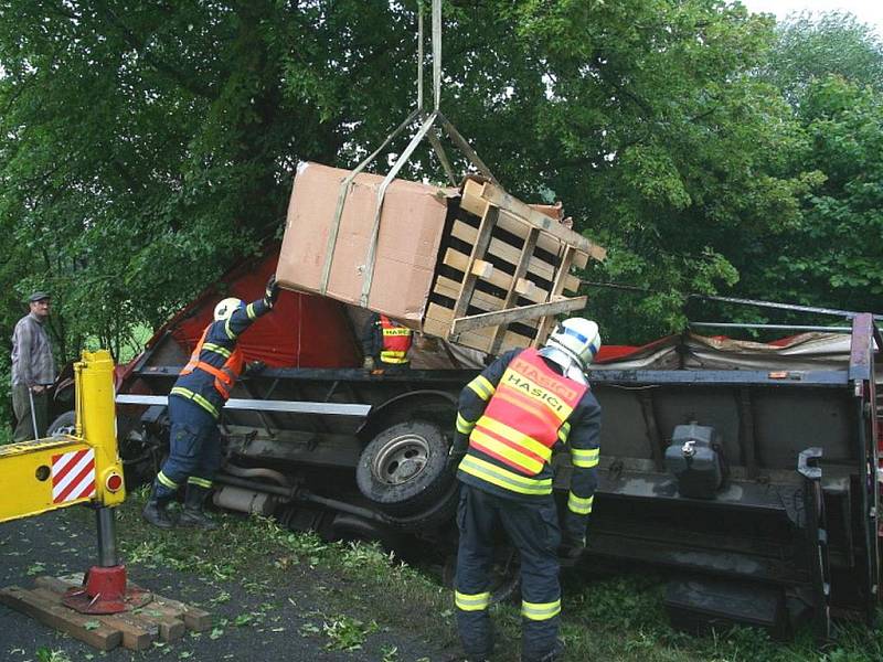 Nehoda nákladního auta u Vysokého Pole, řidič po těžkém nárazu do stromu vyvázl nezraněn.