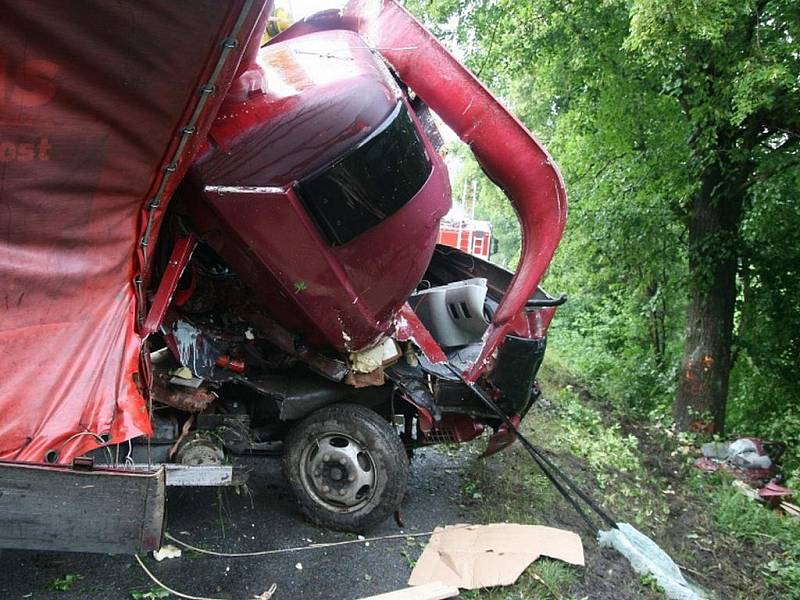 Nehoda nákladního auta u Vysokého Pole, řidič po těžkém nárazu do stromu vyvázl nezraněn.