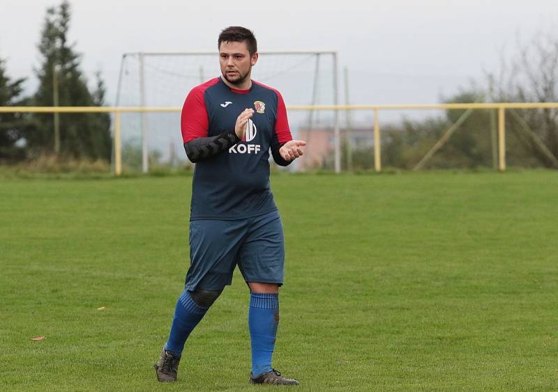 Fotbalisté Mladcové B  (modré dresy) v 10. kole okresního přeboru Zlínska zdolaly Příluky 3:2.