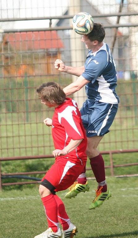 Fotbalisté Veselé doma nakonec udolali snaživého nováčka z Tlumačova (v modrém) 3:2 po penaltách.