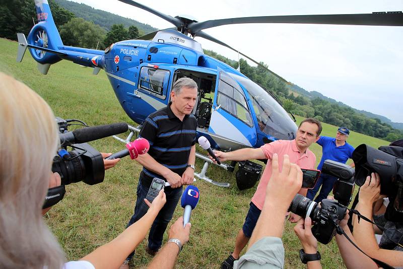 Hejtman Čunek hledá divočáky z vrtulníku.