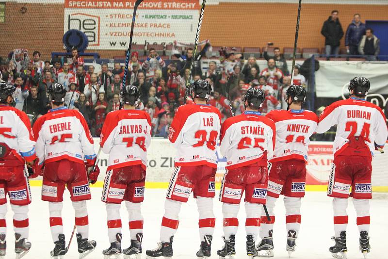 Extraligoví hokejisté Olomouce ovládli předkolo play-off, když sérii na tři vítězství ukončili v sobotu ve Zlíně po výhře 3:2. Na snímku vítězné emoce kohoutů.