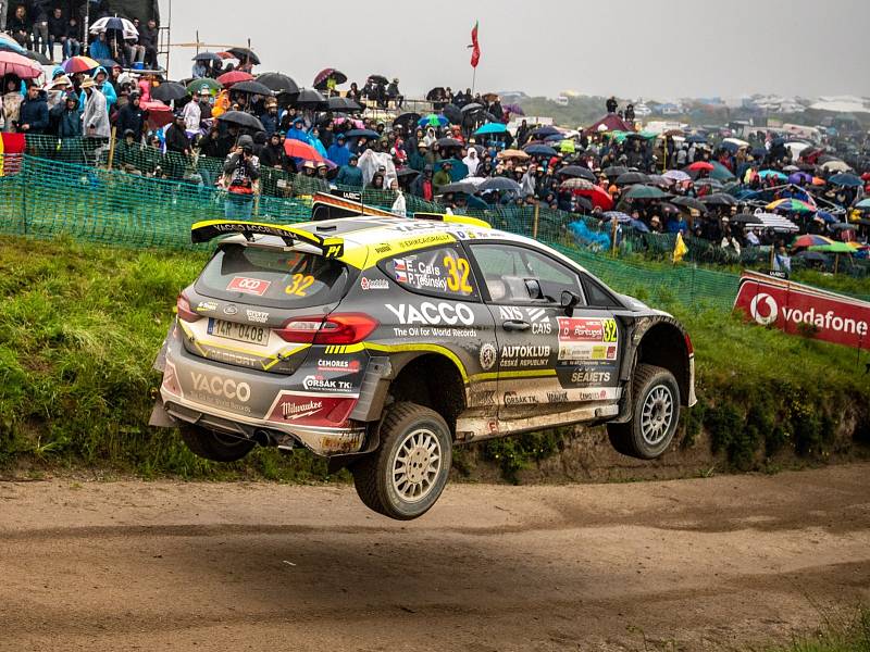 Posádka Erik Cais se spolujezdcem Petrem Těšínským dojela na Portugalské rally i přes havárii na konečném 42. místě.