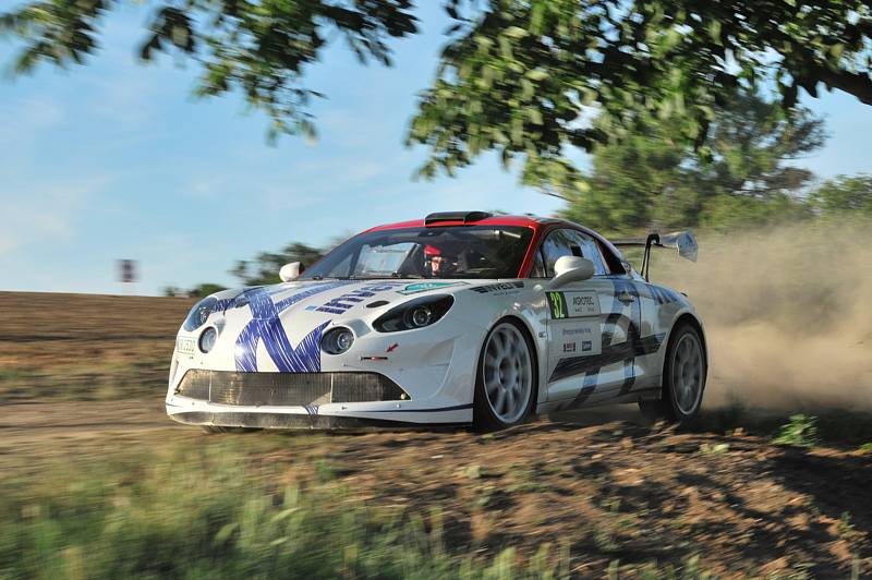 Vítězem 17. ročníku Agrotec Petronas Syntium Rally Hustopeče se stal Jan Kopecký (Škoda Fabia Rally2 evo), který o necelých sedm vteřin porazil Václava Pecha (Ford Focus WRC).