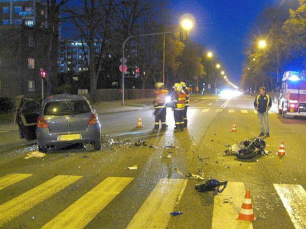 Srážka motorky s toyotou na třídě Tomáše Bati 