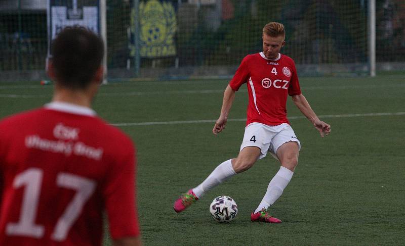 Fotbalisté Uherského Brodu (červené dresy) zvítězili v předkole MOL Cupu nad domácím Baťovem 5:0.