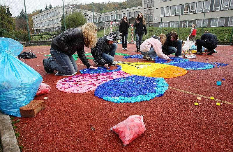 Přes tři sta sedmdesát kilo vršků od PET láhví se za necelé dva měsíce podařilo nashromáždit žákům dvanácté zlínské základní školy Podhoří.