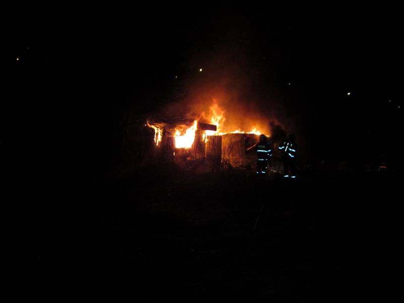 Požár chatky v zahrádkách na ulici Broučkova ve Zlíně. 