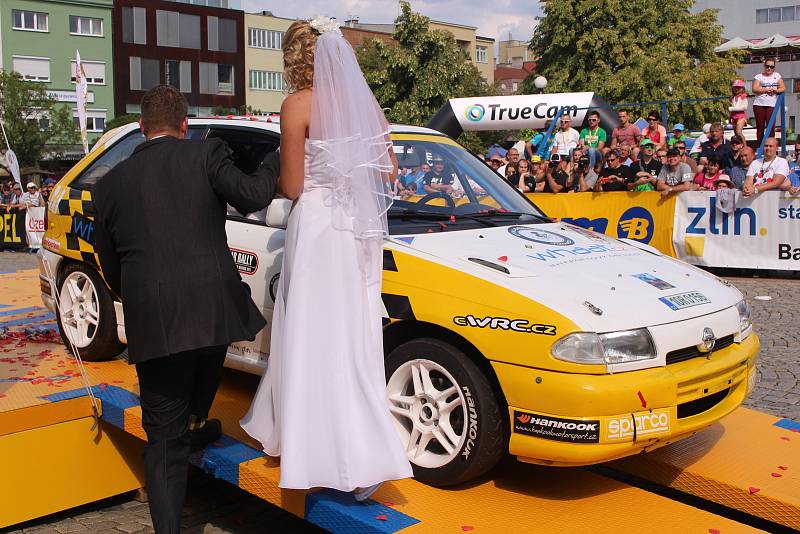 Závodníci na trati i v životě: Klára a Tomáš Heroldovi zpečetili svůj svazek na startu 47. ročníku Barum Czech Rally Zlín.