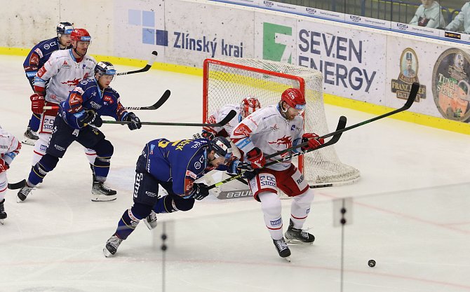 Hokejisté Zlína (modré dresy) v předehrávce 26. kola Tipsport extraligy vyzvali vedoucí Třinec.