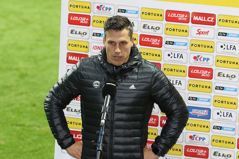 Fotbalisté Zlína (tmavé dresy) hráli v Ďolíčku s domácími Pardubicemi bez branek.