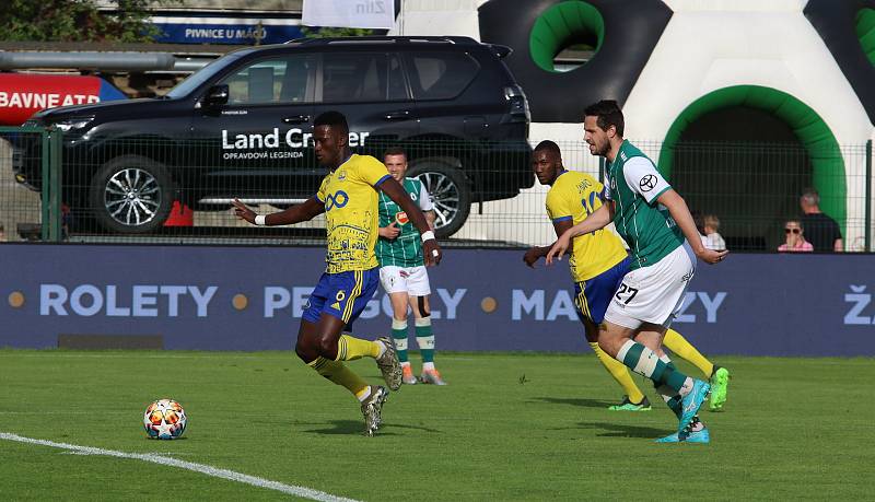 Fotbalisté Zlína (žluté dresy) zakončili letošní sezonu domácí remízou s Jabloncem 1:1.