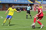 Fotbalisté Zlína B (žluté dresy) v nedělním zápase 29. kole MSFL na Letné remizovali s Frýdkem-Místkem 2:2.