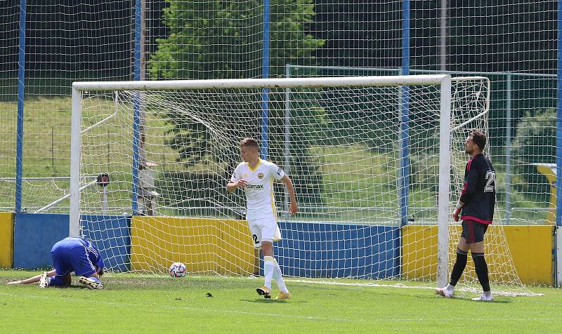 Fotbalisté Zlína (bílé dresy) v úvodním letním přípravném zápase přehráli třetiligový Uničov 5:1.