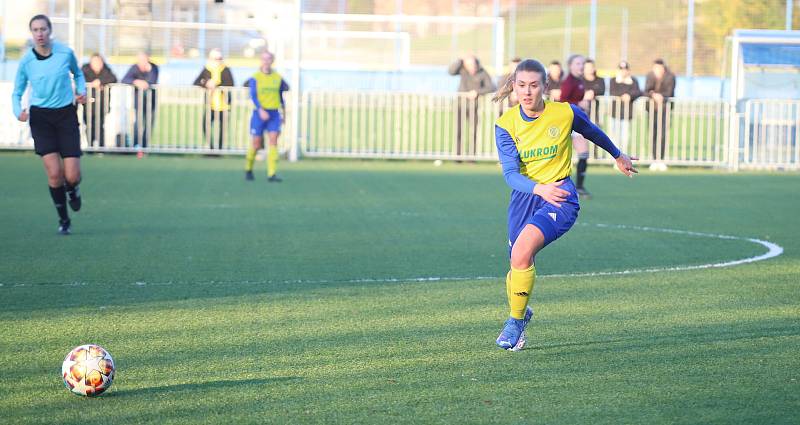 Fotbalistky Zlína (žluté dresy) v posledním podzimním zápase druhé ligy žen prohrály na Vršavě se Spartou Praha B 1:4 a přezimují poslední.