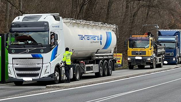 Krajští celníci se zaměřili na přetížené kamiony. Rekordmanem byl turecký řidič s vozem vážícím pět tun nad limit.