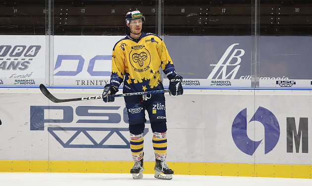 Třetí hokejové derby sezony patřilo Vsetínu. Petr Mrázek.