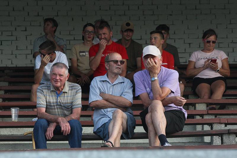 Fotbalisté Hluku (zelené dresy) vstoupili do nové sezony domácí výhrou nad Újezdcem 9:2.