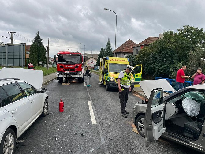 Při čelní srážce automobilů ve Fryštáku se zranil řidič i řidička; úterý 29. srpna 2023