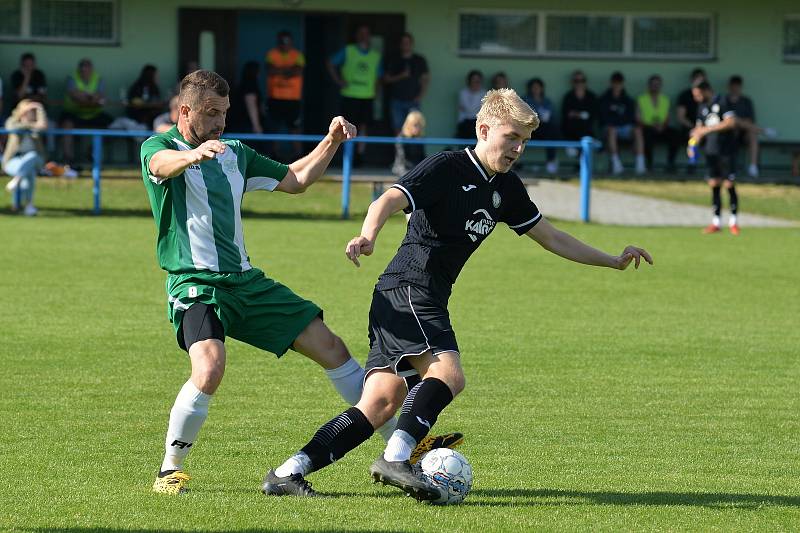 Fotbalisté Tlumačova (tmavé dresy) ve 23. kole I. B třídy skupiny doma přehráli Ostrožskou Novou Ves 4:0.