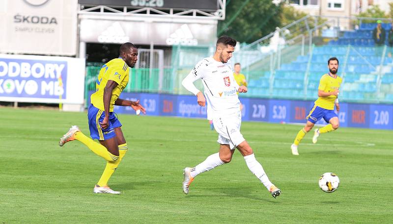 Fotbalisté Zlína (žluté dresy) se v 9. kole FORTUNA:LIGY utkali s Hradcem Králové.