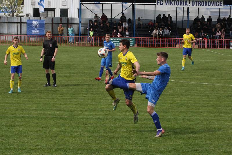 Sobotní třetiligové derby mezi Viktorií Otrokovice (modré dresy) a béčkem Fastavu Zlín skončilo výhrou domácího celku 2:0.