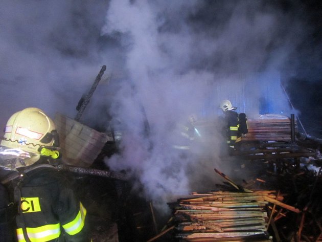 Požár v Nové Cerekvi hasiče stále zaměstnává