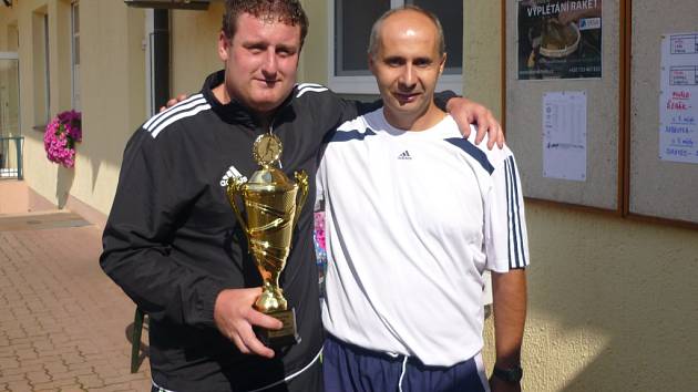 Zdeněk Řehák s pohárem (vlevo), Miroslav Raška (vpravo)