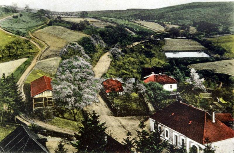 Výstava Hrad Malenovice v Muzeu jihovýchodní Moravy ve Zlíně. Hrad Malenovice a sirnaté koupele.Lázně postaveny pod hradem u horního pramene sirnatých léčivých vod 1910.