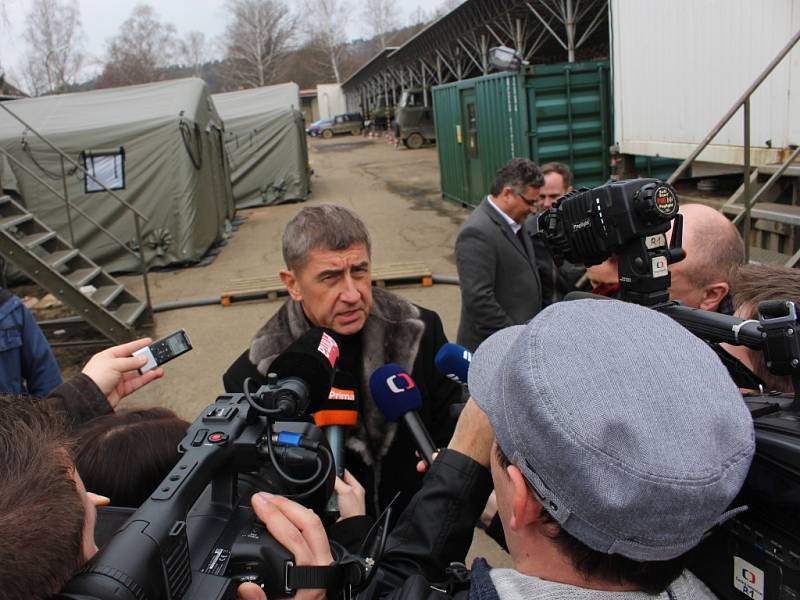 Andrej Babiš si prohlédl sklad ve Vrběticích.